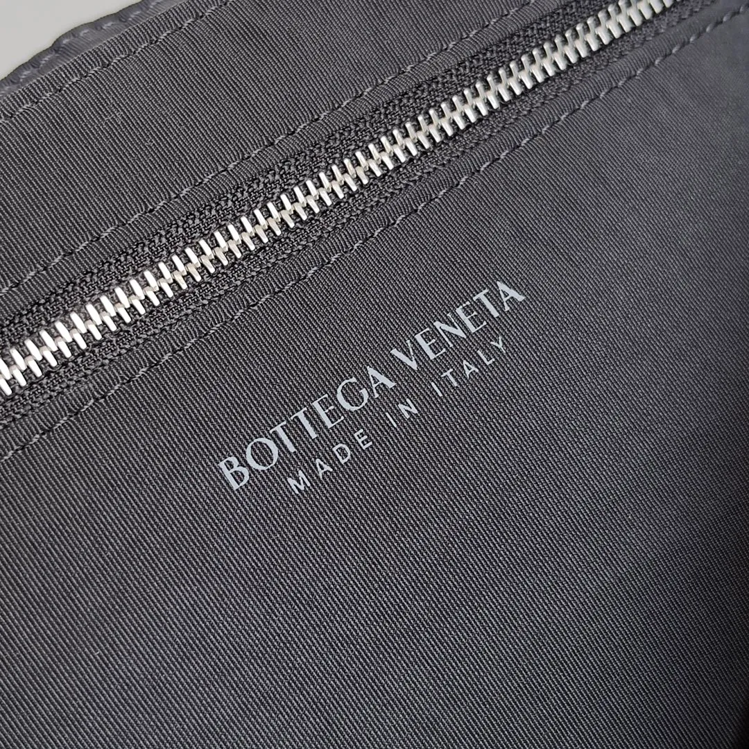 Batch 1520 B🏠The latest nylon crossbody bag has been shipped🔥🔥 It has a stylish and dynamic appearance, comfortable touch, and practical capacity. The previous six compartments could not hold a mobile phone📱, but this time the six compartments can not only accommodate it📱 but also a lot. It is invincibly light and is like carrying a flower☁️ on your back. It is soft and soft. Style number: 743623 Size: 38*11*24cm